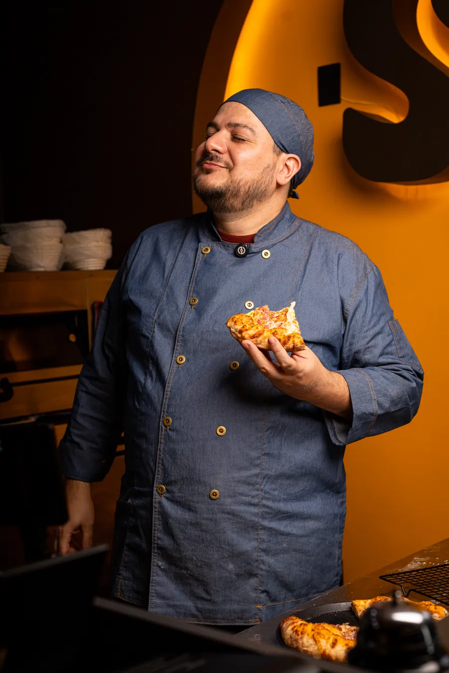 Chef Maikon, fundador da Sabrosa, provando uma fatia de pizza de massa leve
